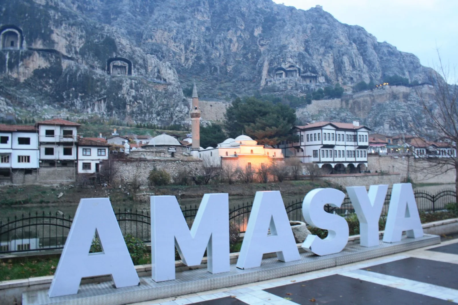 Amasya ve Kral Kaya Mezarları manzarası
